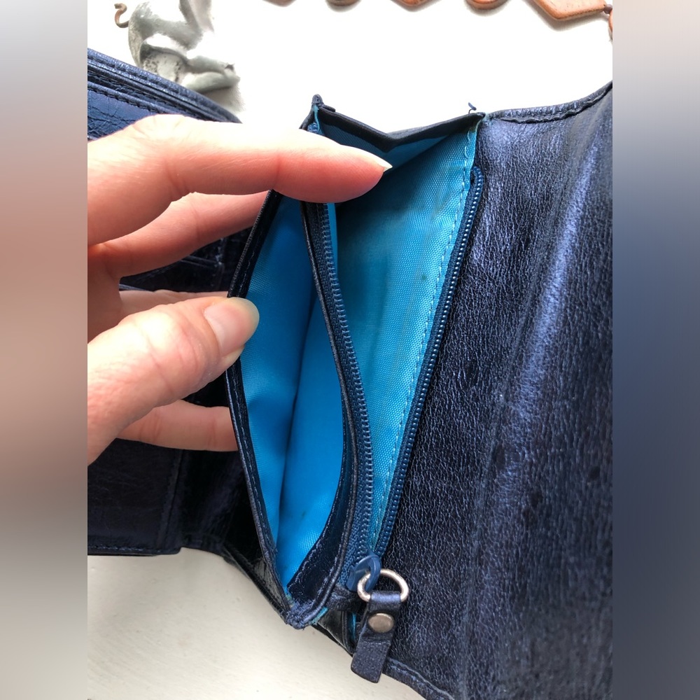Isabella Fiore 100% leather wallet - metallic blue - rare hard to find - Picture 14 of 17